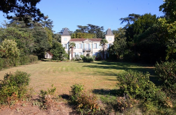 Chateau On 2.2 hectares