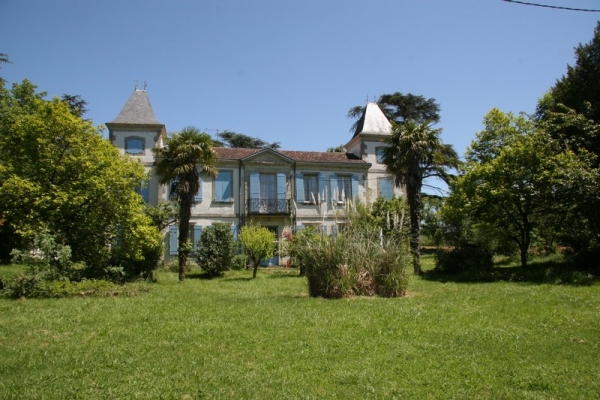 Chateau On 2.2 hectares
